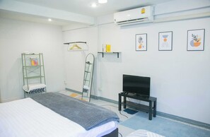 Studio Suite | Desk, free WiFi, bed sheets