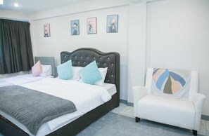 Studio Suite | Desk, free WiFi, bed sheets - Hello Host (Chiang Mai)