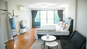 Studio Suite Keluarga | Meja kerja, Wi-Fi gratis, dan seprai linen