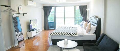 Family Studio Suite | Desk, free WiFi, bed sheets