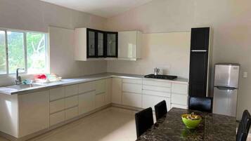 Een koelkast, een kookplaat, een vaatwasser