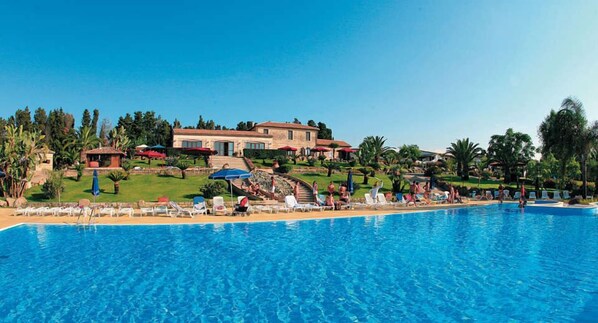 Piscine extérieure en saison