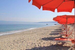 Plage privée, sable blanc, chaise longue, parasol