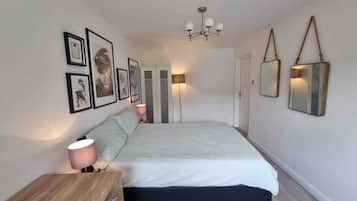 4 bedrooms, desk, iron/ironing board, travel crib