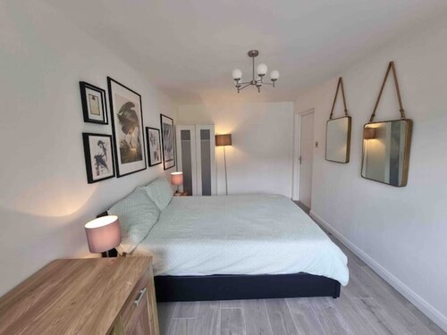 4 Bedroom Bungalow Walking Distance to City Center