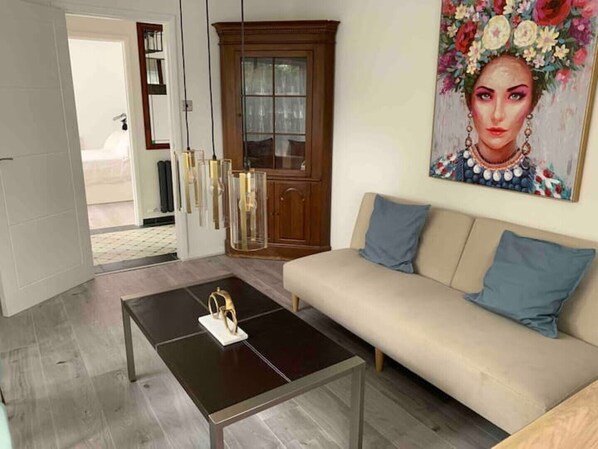 Ein modernes Wohnzimmer mit einer Couch, einem Couchtisch und einem Schrank.