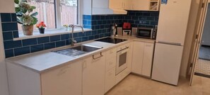Kühlschrank, Mikrowelle, Ofen, Geschirrspüler