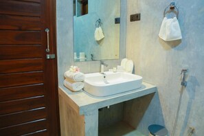 免費梳洗用品、風筒、拖鞋