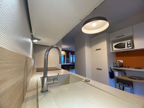 KĂŒhlschrank, Mikrowelle, Ofen, Herdplatte