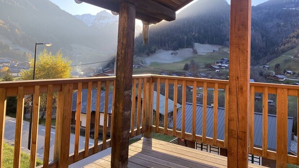 A wooden deck with a view of a valley and mountains. - Family Chalet for 8/9, 5 mins to Village Center, Mountain Views, WiFi (Arêches-Beaufort)