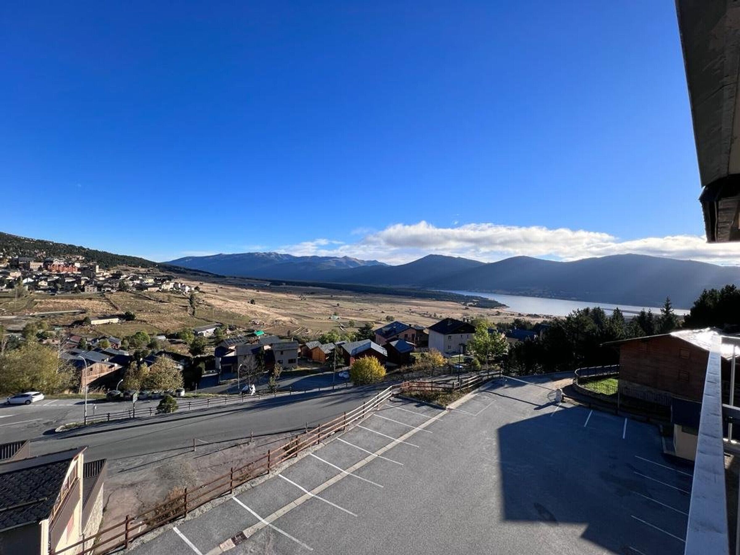 Un parking offrant une vue sur la ville et les montagnes au loin.