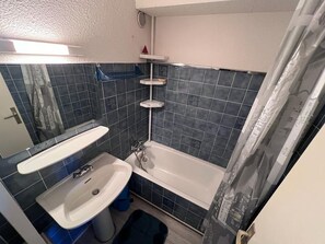 Bathroom - Spacious Studio Cabin with Balcony and Dining Area (Les Angles)