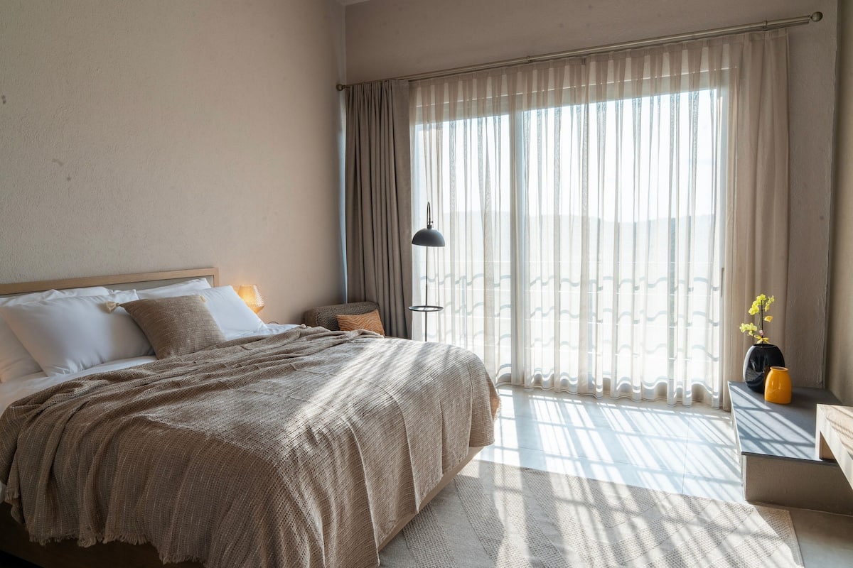 Nova | 羽絨被、Select Comfort 床墊、書桌、筆電工作空間
