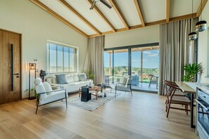 Deluxe-sviitti, poreamme, näköala puutarhaan | Untuvapeitot, Select Comfort -patjalliset sängyt