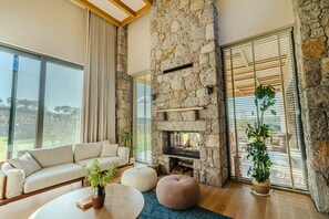 Suite Grand, 2 camere da letto, caminetto, vista giardino | Area soggiorno | Caminetto