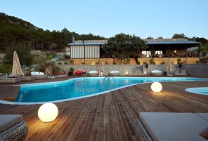 Una piscina al aire libre de temporada