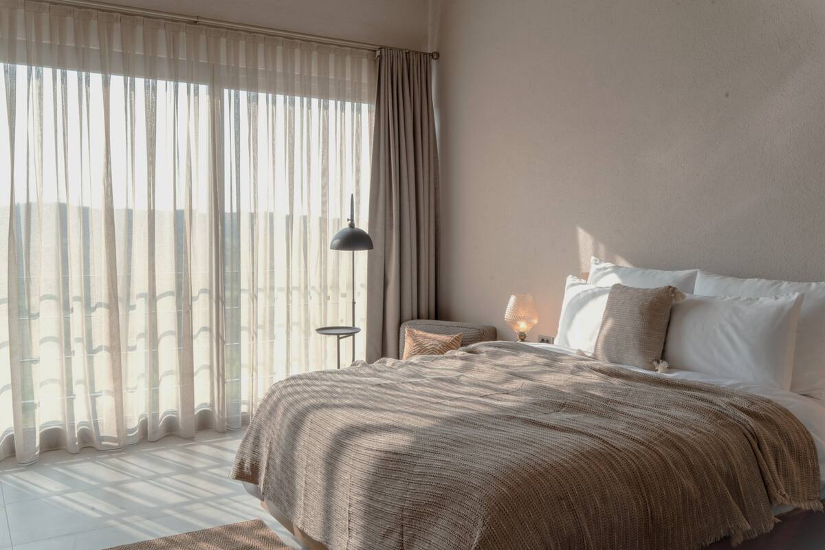 Brisa | 羽絨被、Select Comfort 床墊、書桌、筆電工作空間