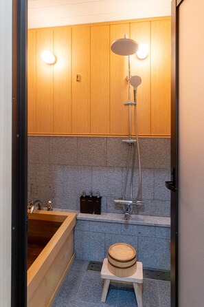 Dusche, Haartrockner, Bidet, Handtücher