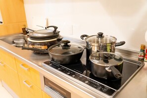 Geladeira, micro-ondas, cooktop, chaleira elétrica