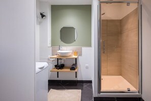 Een douche, een haardroger, handdoeken, zeep