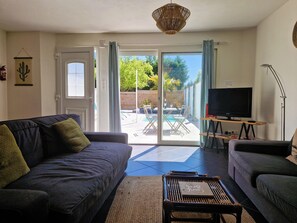 TV, books - Le Gîte Nature Bien-être Entre Toulouse et Albi 🐕👍 Les Cottages du Tarn (Peyrole)