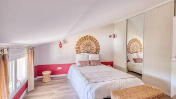 Bureau, fer et planche Ă repasser, lit parapluie, Wi-Fi