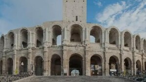 A large, historic building with multiple arches and a central tower. - Beaucaire Cocoon 1 /quais/cité Médiévale/nature (Beaucaire)