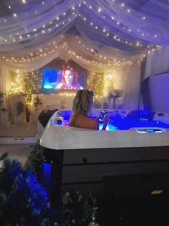 Pool. Midulster apartment retreat 1 hr from belfast, Derry, causeway coast. Hottub