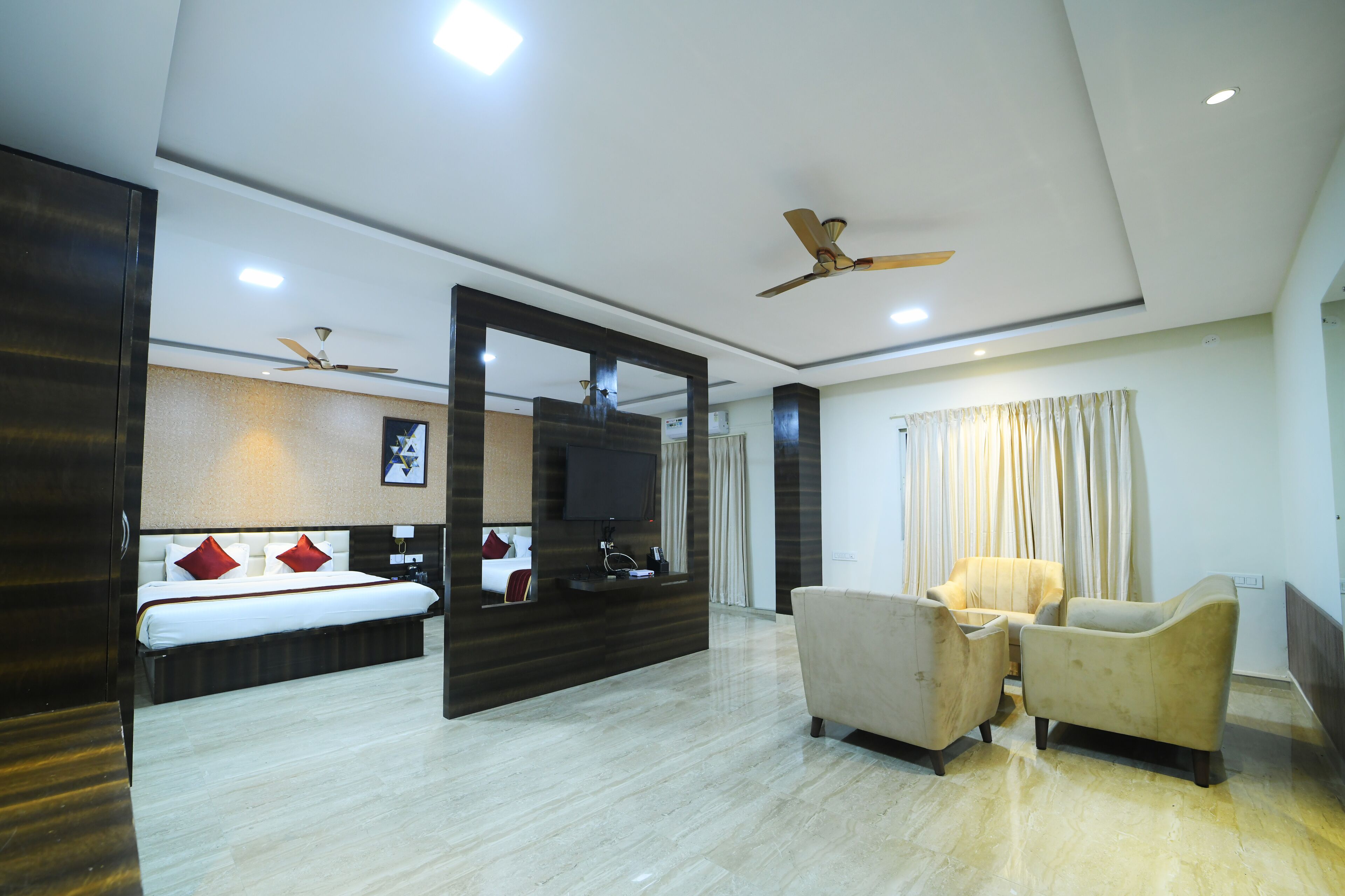 Family Suite | In-room safe, desk, blackout curtains, soundproofing