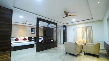 Family Suite | In-room safe, desk, blackout curtains, soundproofing