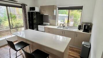 Kylskåp, mikrovågsugn, ugn och spishäll