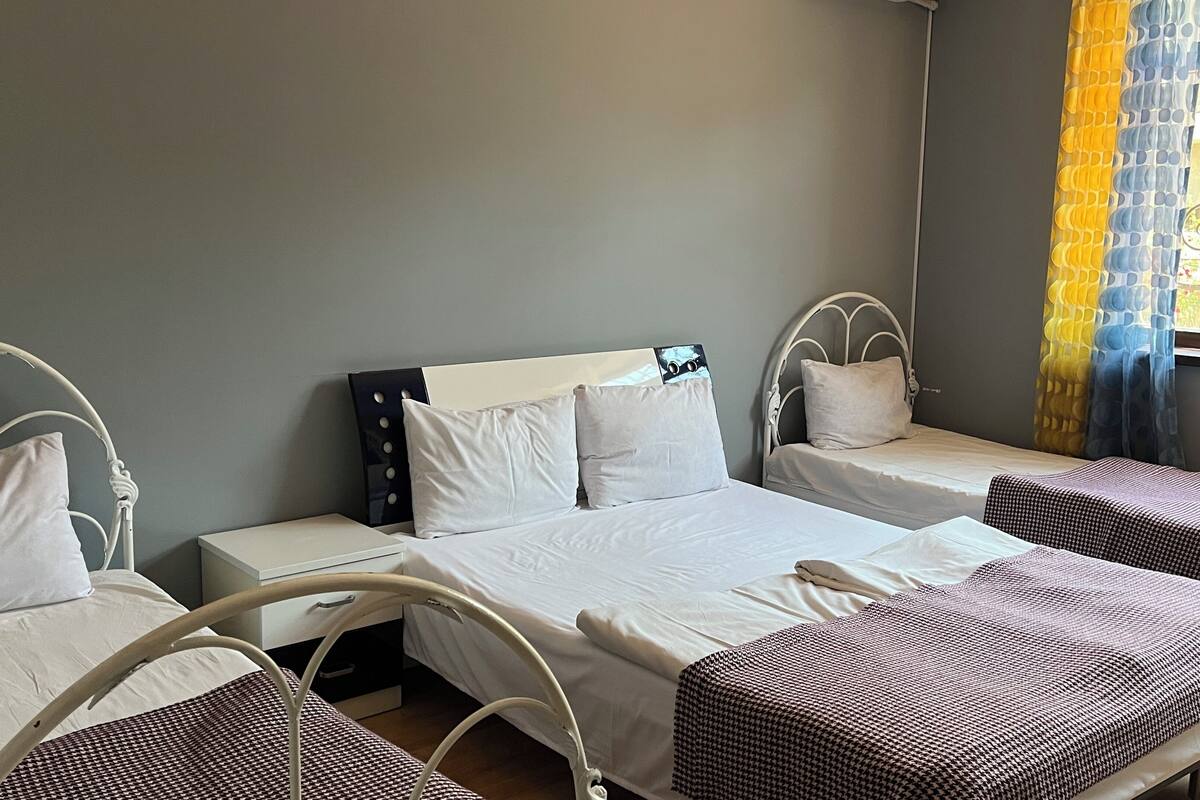Comfort Room | Hypo-allergenic bedding, desk, laptop workspace, free WiFi