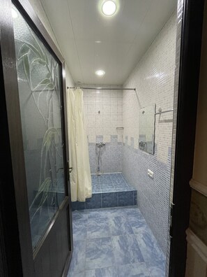 Quarto casal ou duplo conforto | Banheiro | Chuveiro, produtos de toalete grátis, secador de cabelo, piso aquecido