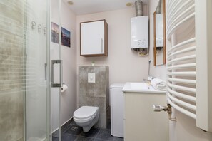 Shower, towels - Daszyńskiego Apartment Cracow by Renters (Kraków)