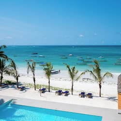 在海滩、白沙、间海滩酒吧