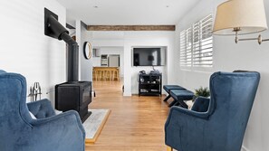 Een smart-tv en een open haard