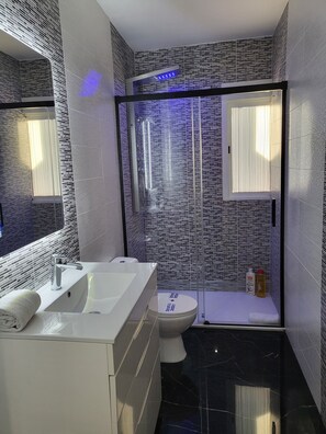 Shower, hair dryer, towels - Playa 4 a Solo 3 min - Apartamento en Castelldefels (les botigues de sitges)