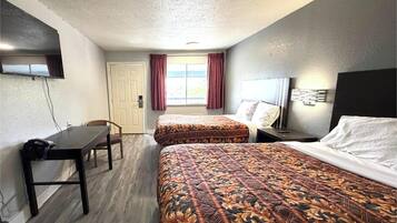 客房, 2 張加大雙人床 | 書桌、免費無線上網、床單