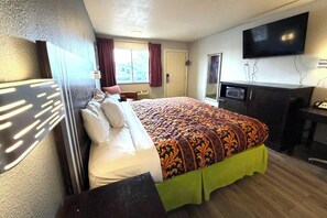 Huone, 1 suuri parisänky, tupakointi kielletty | Työpöytä, ilmainen Wi-Fi, vuodevaatteet