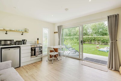 Luxury City to Country Retreat Lodge With Hot Tub