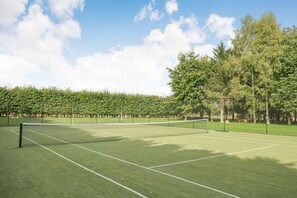 Cabin | Sport court - Luxury City to Country Retreat Lodge With Hot Tub (Halstead)