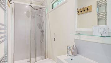 Cabin | Bathroom | Shower, hair dryer, towels