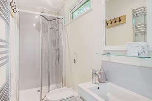 Cabin | Bathroom | Shower, hair dryer, towels - Luxury City to Country Retreat Lodge With Hot Tub (Halstead)