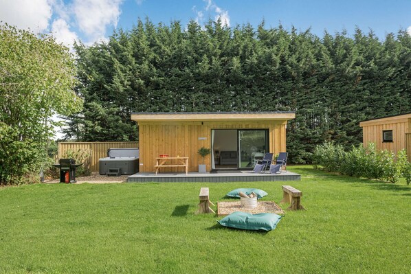 Cabin | Property grounds - Luxury City to Country Retreat Lodge With Hot Tub (Halstead)