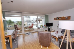 Una televisión, un reproductor estéreo