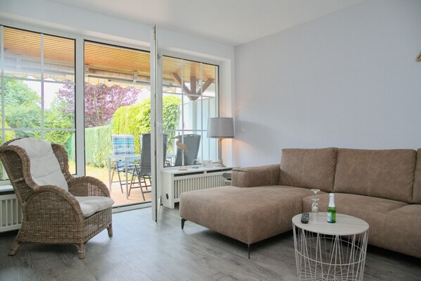 Fernseher, DVD-Player, Stereoanlage