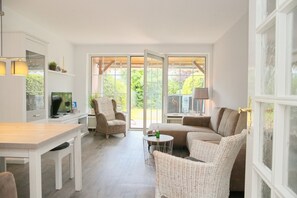 Fernseher, DVD-Player, Stereoanlage