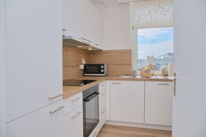 ثلاجة، ميكروويف، فرن، موقد طهي مسطح