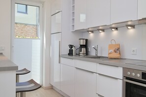 Kylskåp, mikrovågsugn, ugn och spishäll