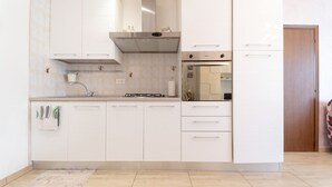 Frigorífico, horno y utensilios de cocina